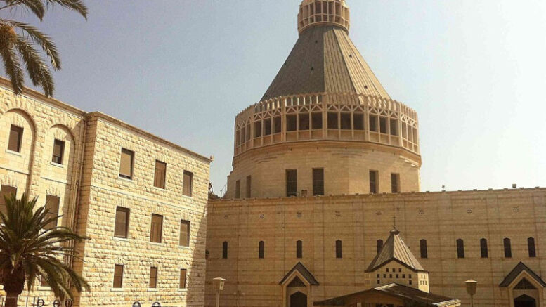 Church of Annunciation wikipedia We volgen Albert Groothedde bij zijn bezoek aan Nazareth, een dorp dat zo klein was dat de naam nergens vermeld staat in het Oude Testament. Nu is het de grootste Arabische stad in Israël, met de enorme katholieke basiliek, die we vorige week bekeken.