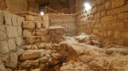 Hasmonese muur in Davidstoren img678186 De afgelopen dagen heeft de Israëlische Oudheidkundige Dienst (IAA) in Jeruzalem de opgraving voltooid van een indrukwekkend stuk stadsmuur uit de Hasmoneese (Makkabeese) periode, gebouwd aan het einde van de 2e eeuw v.Chr.