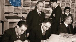 550x832 e1768816032816 De Duitse bezetter gaf in de landen die ze bezette opdracht tot het oprichten van Joodse raden. Die moesten de Duitse bevelen voor de lokale Joodse gemeenschap ten uitvoer te brengen. Na de oorlog werd dat als collaboratie gezien. Maar is dat terecht? Laurien Vastenhout onderzocht daarom hoe de Joodse raden in West-Europa functioneerden. Wat komt naar voren?