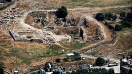 Sichem oud Sichem is gelegen in Samaria tussen de bergen Ebal en Gerezim, 50 km ten noor­den van Jeruzalem. De naam Sichem, שְׁכֶם Shèchèm in het Hebreeuws, betekent 'schouder', omdat de stad gelegen is op de noorde­lijke helling, of 'schouder', van de berg Ebal.