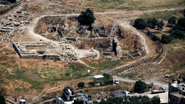 Sichem oud Sichem is gelegen in Samaria tussen de bergen Ebal en Gerezim, 50 km ten noor­den van Jeruzalem. De naam Sichem, שְׁכֶם Shèchèm in het Hebreeuws, betekent 'schouder', omdat de stad gelegen is op de noorde­lijke helling, of 'schouder', van de berg Ebal.