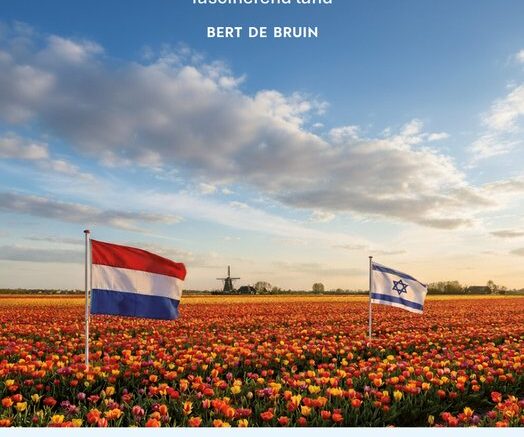 524x840 BoekanalyseDe Bruin is historicus en publicist gespecialiseerd in het Midden-Oosten en in moderne Joodse geschiedenis. In 1995 emigreerde hij naar Israël. Hij weet dat de Staat Israël voor veel Nederlanders een speciale plaats heeft, maar wil dat toetsen. Hij interviewde een aantal mensen. Ze geven een getuigenis over hun relatie met de Staat Israël twee jaar na 7 oktober 2023. Een gevarieerd verslag van openhartige interviews.