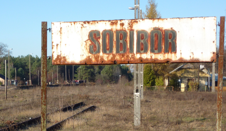 Screenshot 2021 02 22 at 13.46.36 e1776614498487 Holocaustherdenkingen staan meestal in het teken van concentratiekamp Auschwitz-Birkenau. Maar specifiek voor de vervolging van Joodse Nederlanders is vernietigingskamp Sobibor ook belangrijk. Stephan Lehnstaedt schreef er een boek over. Daarnaast heeft hij een verkorte versie uitgebracht. Wat komt daarin aan de orde?