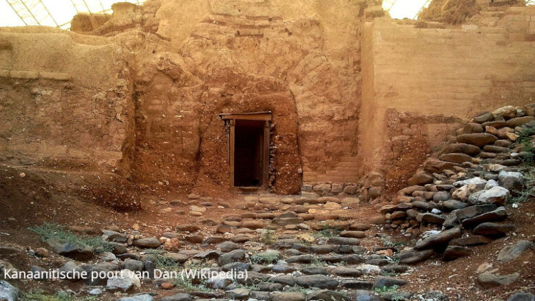 Tel Dan Canaanite Gate 1 1 De komende weken bezoeken we het natuurpark Tel Dan, waarin de over­blijf­se­len van de oude stad Dan zijn gecon­ser­veerd. Dan is de noordelijkste stad van Israël, en met de uitdrukking ‘Van Dan tot Be’erSjeva’ wordt het gehele land aangegeven.