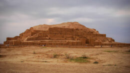 Ziggurat Choqa Zanbil Darafsh We kennen de piramiden van Egypte, kolossale bouw­werken van grote blokken steen. Blijkbaar is zo’n bouw­werk een alge­meen mense­lijk idee: in Zuid-Amerika bouwden indianen­stam­men pirami­den van aarde, en deze is gemaakt van baksteen.