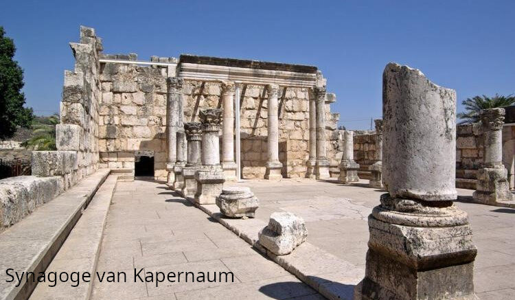 sinagoga kapernaum 750x499 1 We maken deze week kennis met de stad Kapernaüm, een vissersstad gelegen aan de noordkant van het Meer van Galilea. Hier woonde en onderwees Jezus, en vanuit deze stad reisde Hij het land door als prediker.