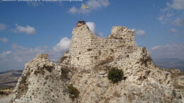 Chateau de Beaufort In verband met de actualiteit brengen we een bezoek aan Zuid-Libanon, waar op een bergrug de restanten de imposante Kruis­vaar­ders­ves­ting Beaufort staan. De Arabische naam voor het kasteel is Qala'at ash-Shqif Arnoun, wat betekent Kasteel van de hoge rots.