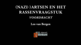 Side boekje Cover 1002x1536 1 e1780846932388 Sommigen suggereren dat Nazigeneeskunde een opzichzelfstaande, onmenselijke oorsprong had. Medisch-historicus Leo van Bergen betoogt echter dat het de climax was van cultureel-wetenschappelijke ontwikkelingen die een eeuw eerder begonnen. Zijn onderzoek heeft als hoofdpersoon een van de meest prominente Duitse hoogleraren genetica.