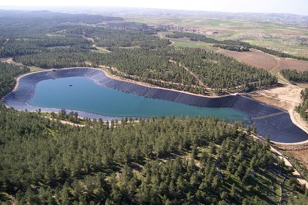 Yatirbos JNF 64 In het zuiden van Judea, op de zuidelijke heuvels van Hebron, op 669 m boven zeeniveau, tegen de dorre droge Negev-woestijn aan, ligt het Yatir-bos, het grootste bos van Israël. In dit bos is de oude Joodse stad Anim opge­gra­ven.