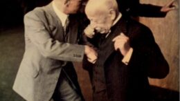 538x840 e1784441104637 Hoewel de Nazi’s een grote afkeer hadden van de Joden, wilde ze wel hun bezittingen. In het boek ‘Voor Joden verplicht’ beschrijft André Vermeulen hoe de Nazi’s en anderen bezittingen van Joodse Nederlanders roofden. Hoe doet hij dat?