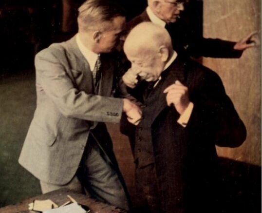 538x840 e1784441104637 Hoewel de Nazi’s een grote afkeer hadden van de Joden, wilde ze wel hun bezittingen. In het boek ‘Voor Joden verplicht’ beschrijft André Vermeulen hoe de Nazi’s en anderen bezittingen van Joodse Nederlanders roofden. Hoe doet hij dat?