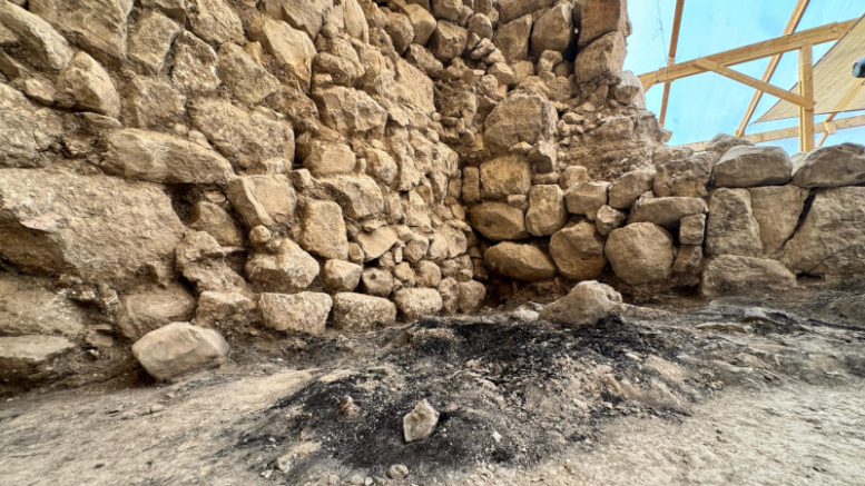 Verbrande balken Enkele dagen voor de treurdag Tisja be’Av maakte de Israel Antiquities Authority (IAA) bekend, dat zij bij opgravingen i.s.m. de Universiteit van Tel Aviv verbrande balken hadden aangetroffen, daterend uit de tijd van de Eerste Tempel.