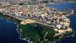 Akko oude stad Wikipedia De komende weken gaan we Akko bezoeken, de haven­stad in het noorden van Israël, aan de azuur­blauwe Middellandse Zee. De stad is vooral bekend om zijn rol in de periode van de Kruis­vaar­ders, die er een versterkte citadel bouwden.